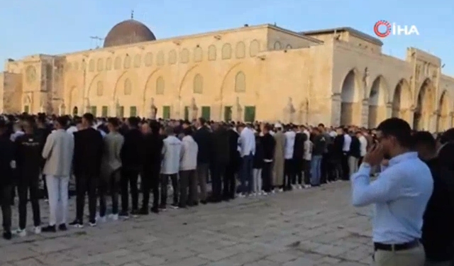 Mescid-i Aksa’da Bayram Coşkusu: Binlerce kişi namazını kıldı