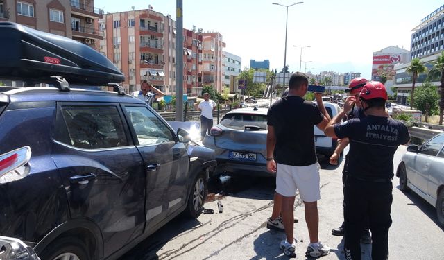 Üst geçitte trafik durunca feci çarptı! Antalya'da ortalık savaş alanına döndü