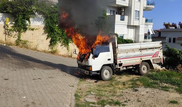 Alanya’da park halindeyken bir anda yanmaya başladı! Maddi hasar büyük