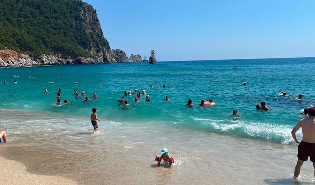 Alanya'da sıcağı hisseden sahile koştu