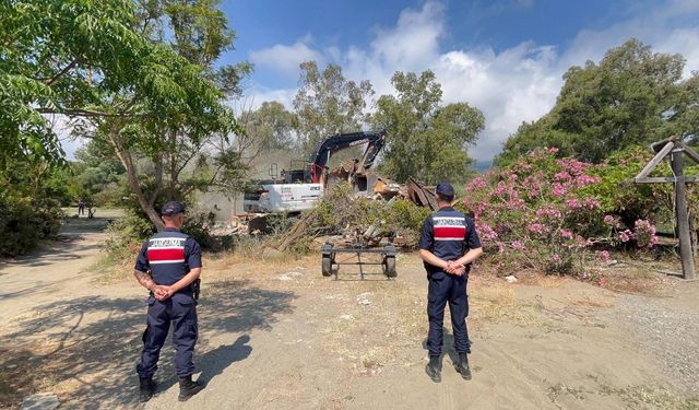 Antalya'da kaçak yapı operasyonu! Tekirova’da kaçak yapılar yıkıldı