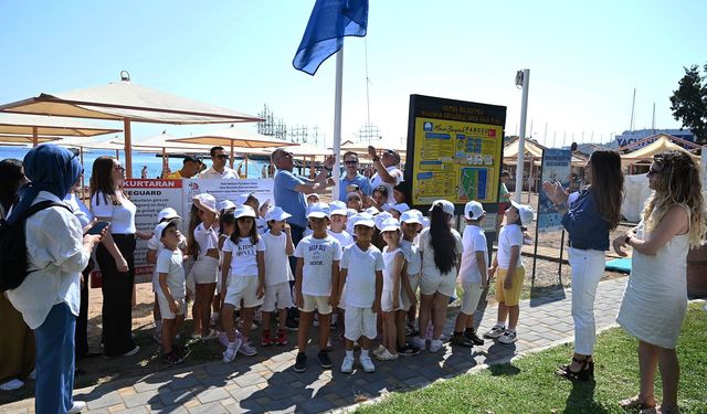 Antalya Kemer’de mavi bayrak göndere çekildi