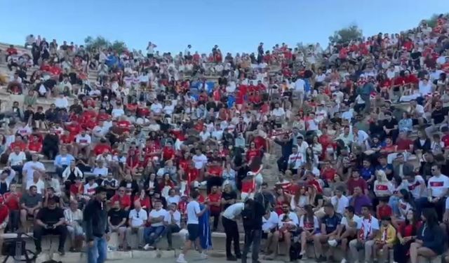 Antalya tarihi atmosferde Türkiye-Paraguay maçını izledi