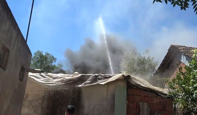 Antalya'da evde yangın çıktı, komşular panik oldu