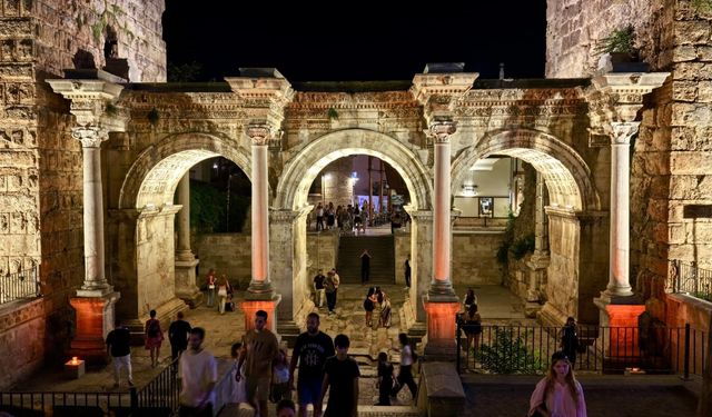 Antalya'da gece görüntüsüyle büyülemeye başladı