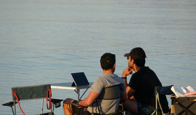 Antalya'da Konyaaltı Sahili bu kez yüzmek için dolmadı
