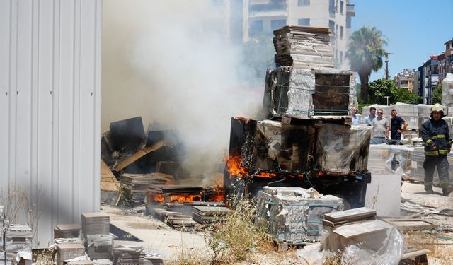 Antalya'da korkutan yangın! Depoda her şey kül oldu