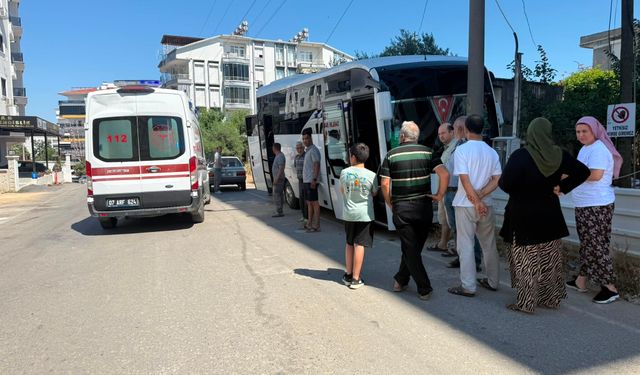 Antalya'da sürücü rahatsızlandı, midibüs kontrolden çıktı