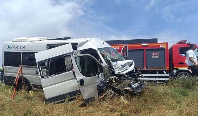 Edirne'de tanker ile servi aracı çarpıştı: 12 yaralı