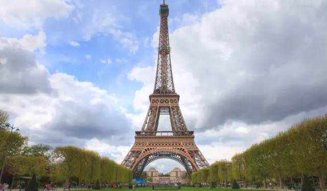 Paris'te Eyfel Kulası turistlere kapatıldı: 35 ölü var