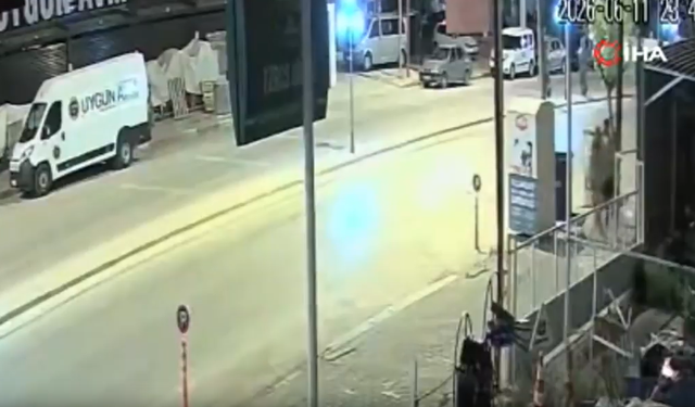 Karaman’da kontrolden çıkan pikap dehşet saçtı: Park halindeki 3 araca çarptı!
