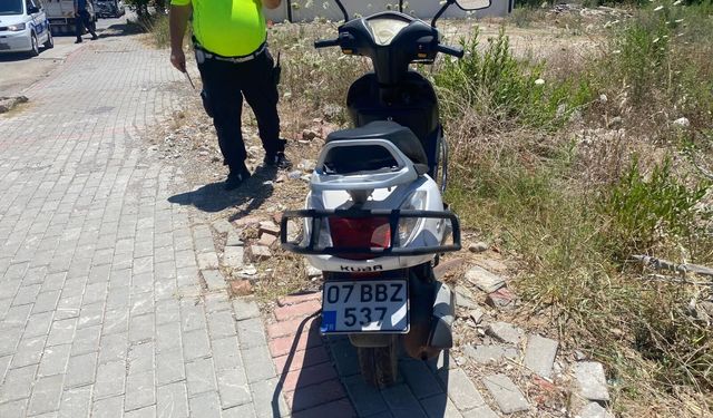 Gazipaşa'da kavşakta kaza! Sürücü hastaneye kaldırıldı