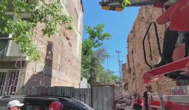 Kadıköy'de bina çöktü: Yaralılar var