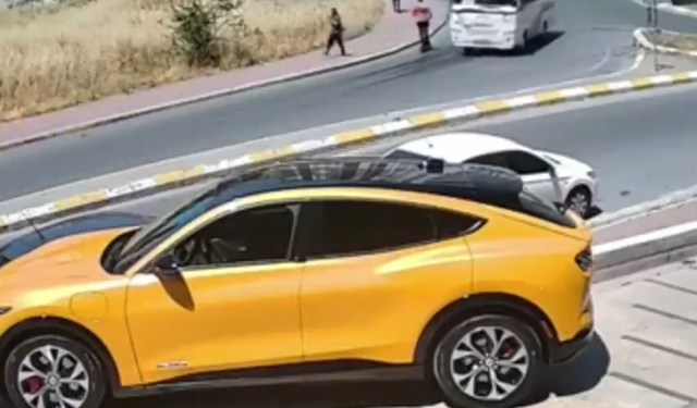 Esenyurt'ta Otomobilin Çarptığı Scooter Sürücüsü Ağır Yaralandı