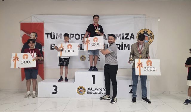Alanya'da satrançta strateji ve zeka yarışı
