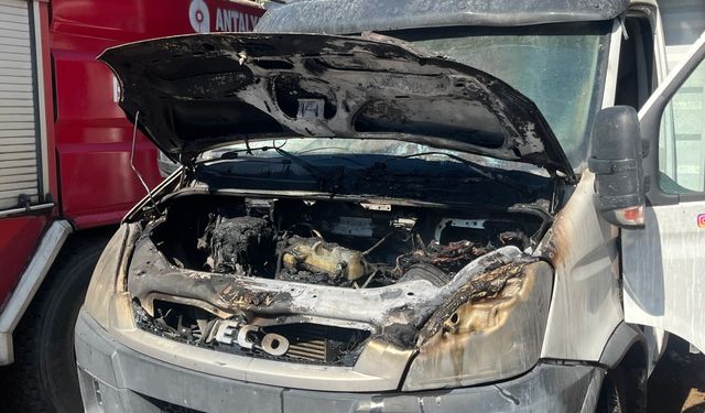 Antalya'da motor yangını: İtfaiye imdatlarına yetişti