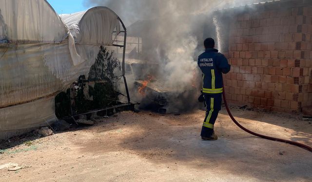 Antalya'da alevlerin arasında kayboldu: Otomobil kullanılamaz hale geldi