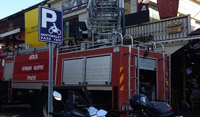 Alanya'da çarşısında hareketli dakikalar! Restoranın çatısında yangın çıktı