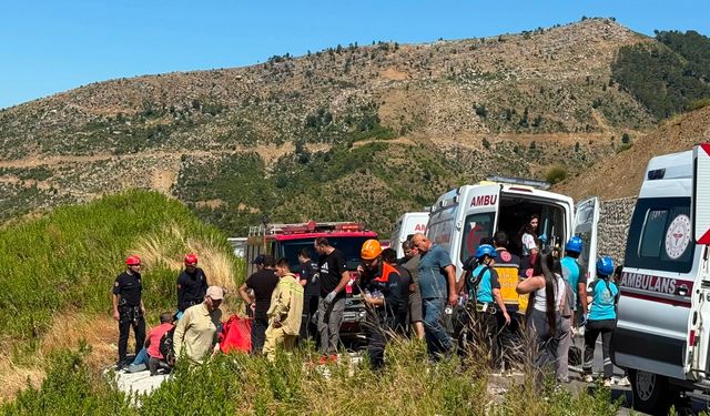 Antalya'da otomobil uçurum faciasında kurtarma sürüyor