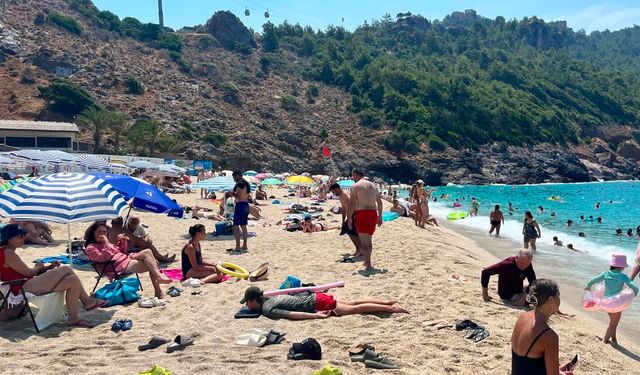 Alanya sahilleri turistlerle doldu: Güneşin tadını çıkardılar