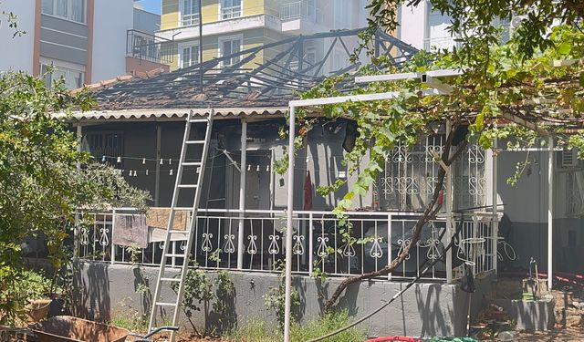 Antalya'da alevler tek katlı evi yuttu