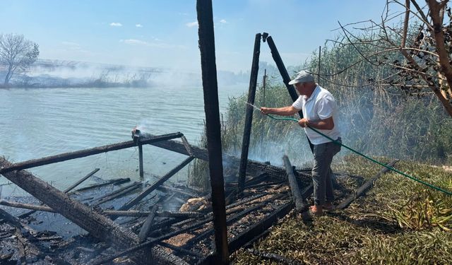 Antalya'da otluk alanda çıkan yangın villaya sıçradı