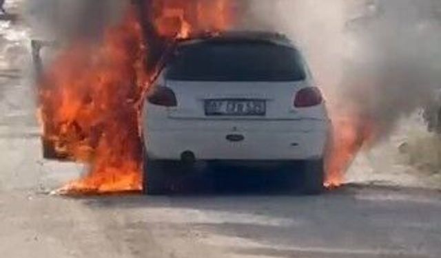 Antalya'da otomobil bir anda alev alarak, tamamen yandı