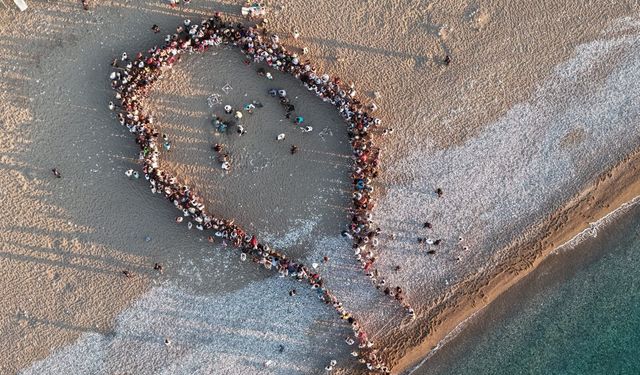 Antalya'da plaja bu kez kendileri için değil, onlar için geldiler