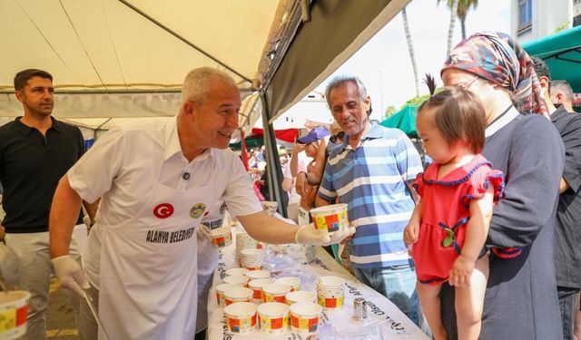 Alanya'da 5 bin kişilik aşure dağıtımı yapıldı