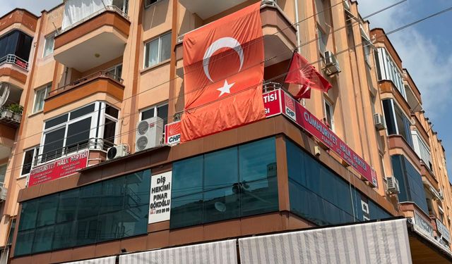 CHP rozetlerini çıkardılar! Alanya'da parti binası boş kaldı
