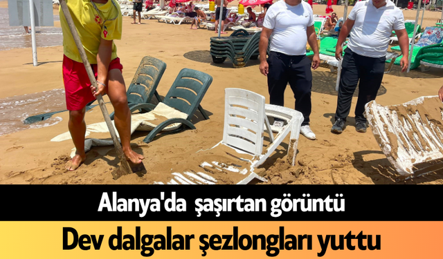 Alanya'da dev dalgalar şezlongları yuttu