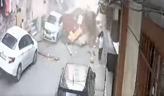 İstanbul Esenler'de fırtınada kopan çatı kameraya yansıdı