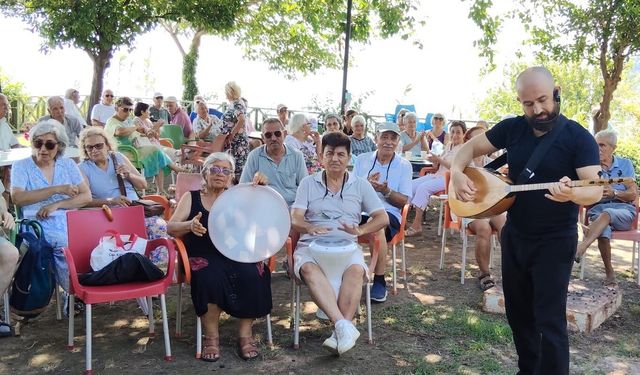 Muratpaşa’da yaşlılar türkülerle buluşuyor
