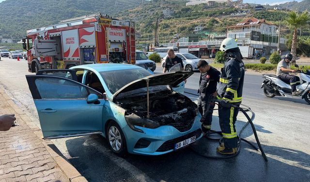 Hasarı büyük! Alanya'da araçtan son anda kendini attı