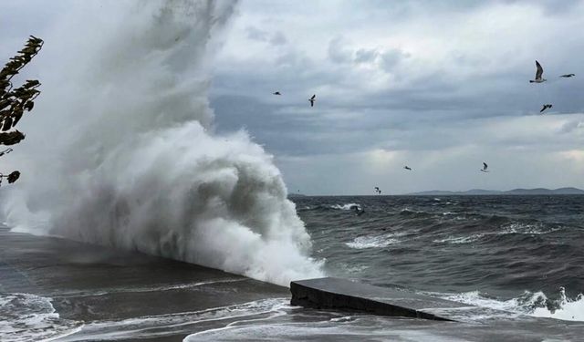ALANYALILAR DİKKAT! Meteoroloji'den kuvvetli rüzgar ve fırtına uyarısı