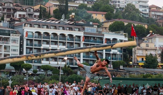Alanya'da Kabotaj Bayramı coşkusu: Yağlı direkte nefes kesen yarış