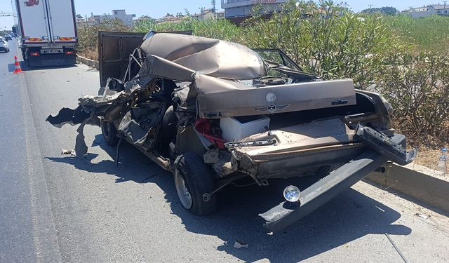 Manavgat'ta kamyonun çarptığı Fiat Tofaş hurdaya döndü
