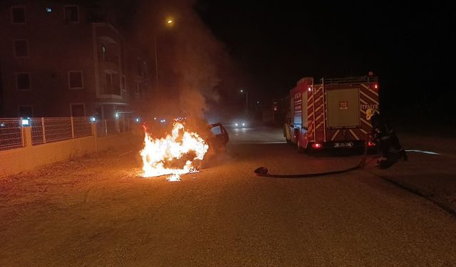 Manavgat'ta motor yangını aracı kül etti