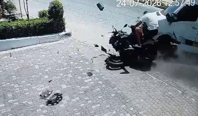 Manavgat'ta motosikletlilerin savrulma anı kamerada! Ağır yaralılar