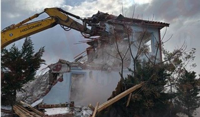 RUHSATSIZ VE RUHSAT EKLERİNE AYKIRI YAPILAN YAPILARIN YIKIMI