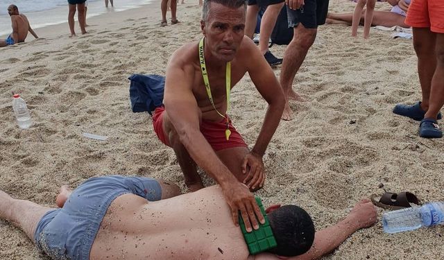 Alanya’da boğulma tehlikesi geçiren tatilciyi cankurtaran kurtardı