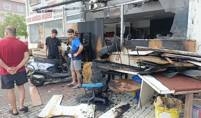 Manavgat'ta atölye küle döndü: Bez parçası her şeyi yok etti