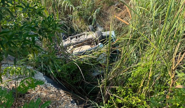 Manavgat'ta otomobil dereye uçtu: Kaza kamerada