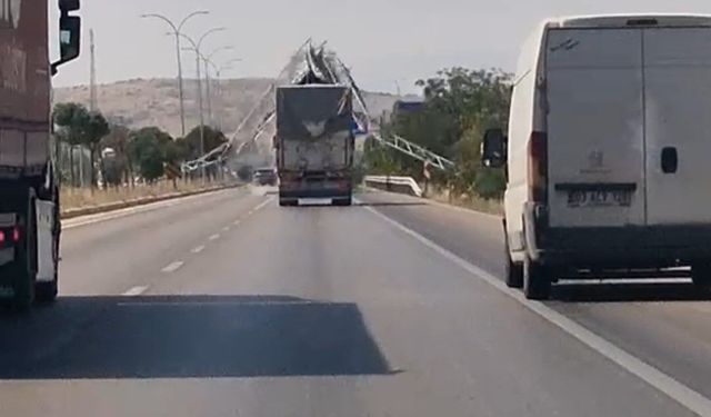 Afyonkarahisar-Antalya yolunda açık damper tabelaları yıktı