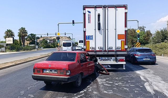 Alanya-Manavgat yolunda tıra arkadan çarptı