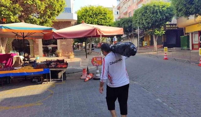 Alanya'da sırtında dev poşetle yürürken görenler şoke oldu