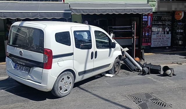 Antalya'da araç iş yerine girmekten kurtuldu