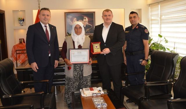 Antalya'da jandarmaya tarlasını bağışladı