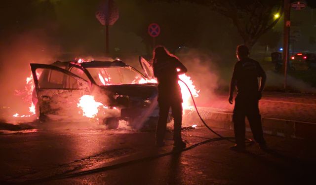 Antalya'da otomobil alev topuna döndü