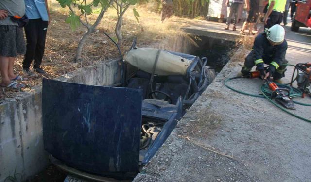 Antalya'da sulama kanalına devrilen araçta can pazarı